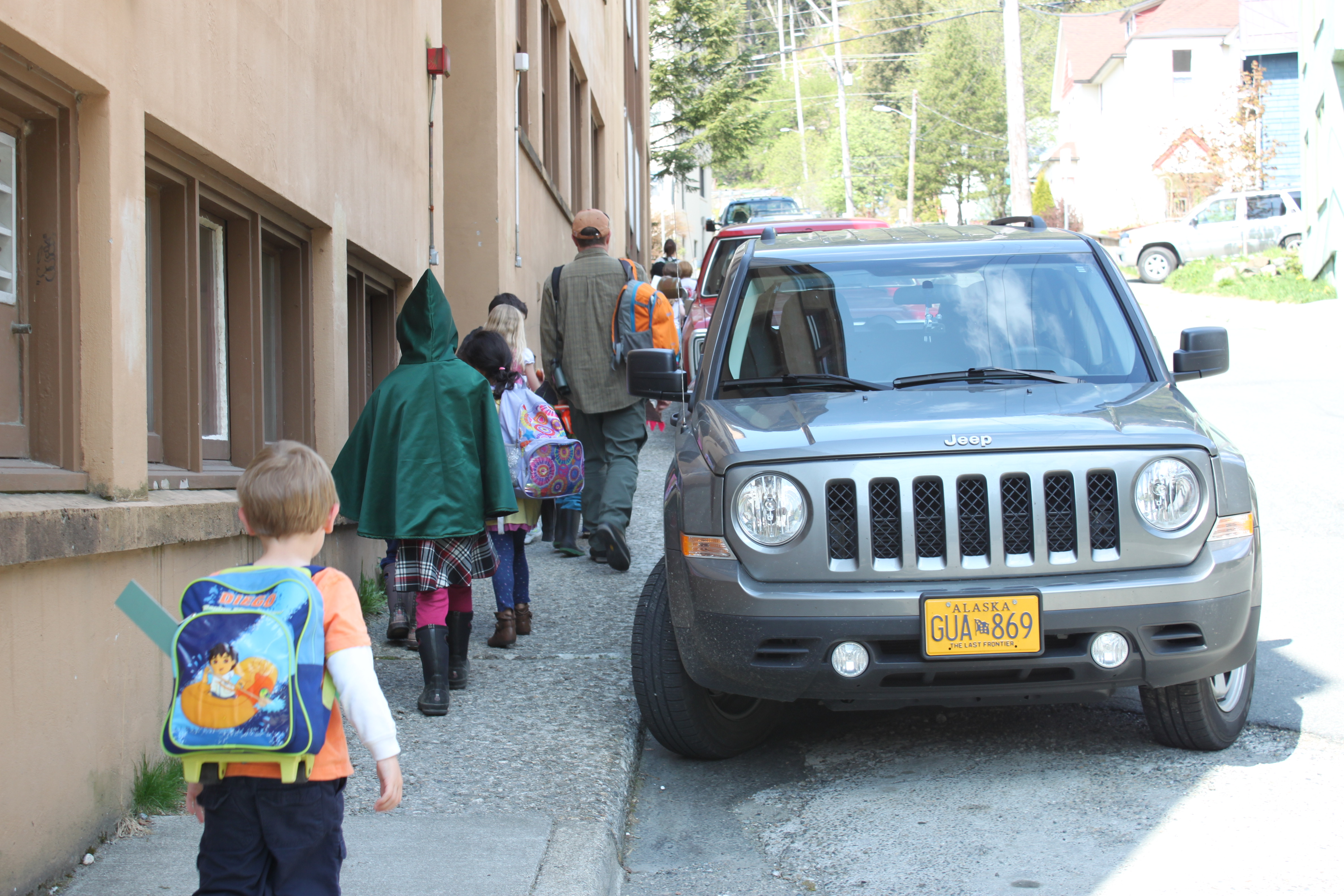 Every Tuesday, the kindergarten and first grade students go on a nature hike up Basin Road. (Photo by Lisa Phu)