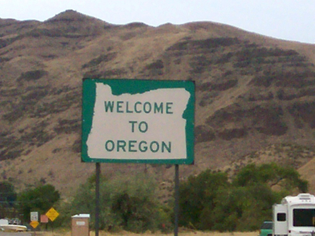 Oregon welcome sign at Hells Canyon. (Creative Commons photo by Staplegunther)