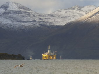 Shell rig leaving Dutch Harbor in October 2015. (Photo by John Ryan/KUCB)