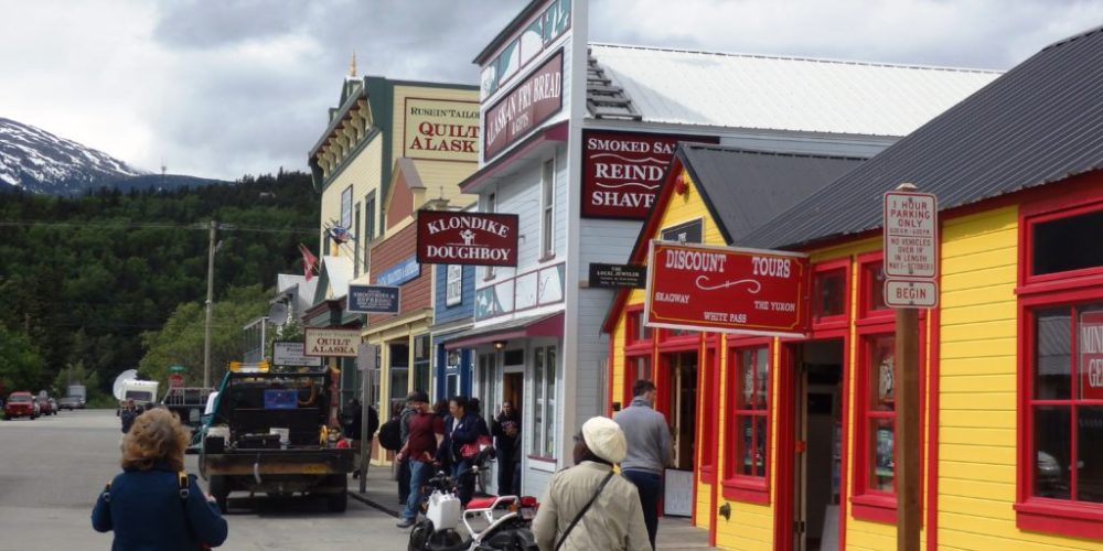 Cruise ship visitors browse Skagway shops on a May afternoon. (Photo by Emily Files/KHNS)