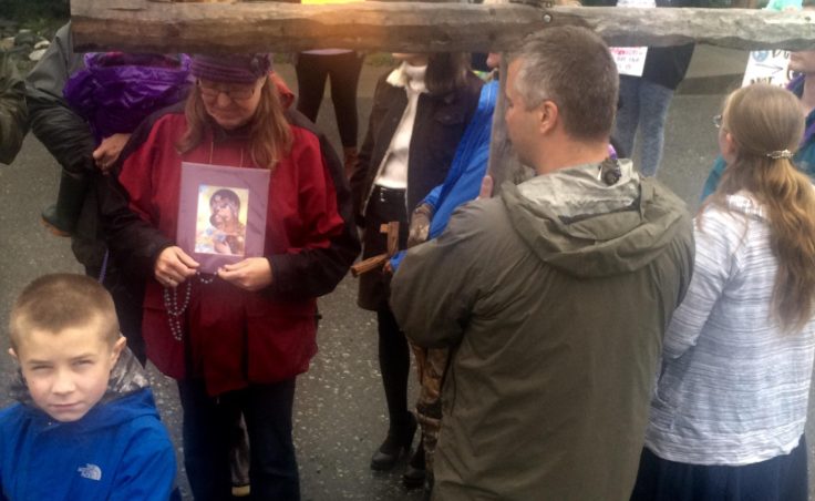 Protesters gathered at 7 p.m. on Wednesday, Aug. 17 to pray in front of the Soldotna Planned Parenthood offices. Counter-protestors also gathered holding signs and chanting. (Photo by Daysha Eaton/KBBI)
