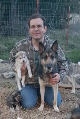 David Hunt of Paris, Texas with his dogs Tundra, left, and Rainy, named after Rainy Pass. Hunt follows the Iditarod with great attention every year, and now helps Danny Seavey manage the Fantasy Mushing website (Photo courtesy David Hunt)