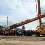 The Yanyeidì Gooch (wolf) totem pole is raised in Savikko Park on June 6, 2018. (Photo by Adelyn Baxter/KTOO)
