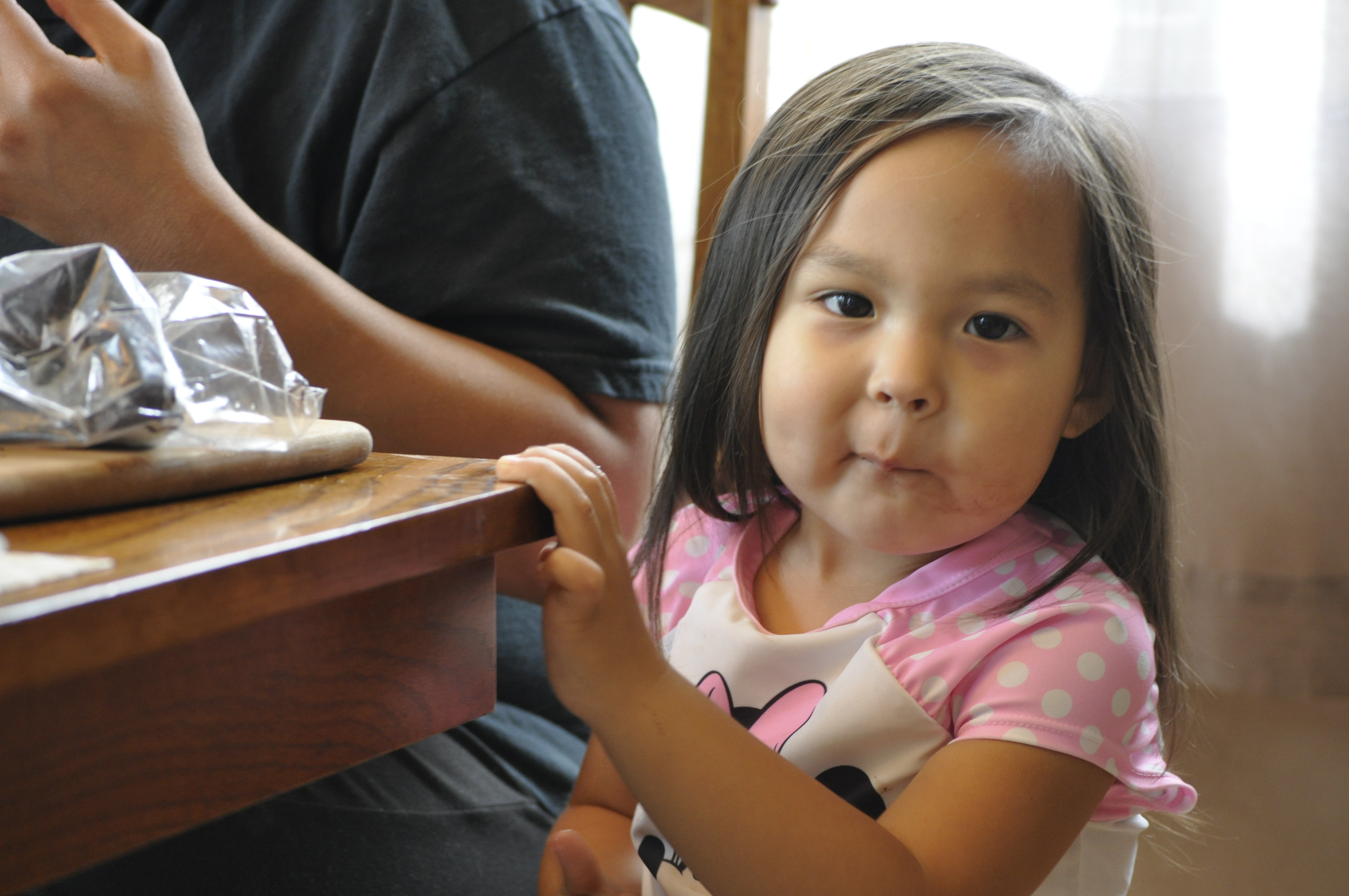 Alesha Tangman’s daughter Lucy steals bites of Maktak from her mother’s plate. She loves eating the dish with Kunniak’s Salt and Spice mixture. (Photo by Erin McKinstry/Alaska Public Media)