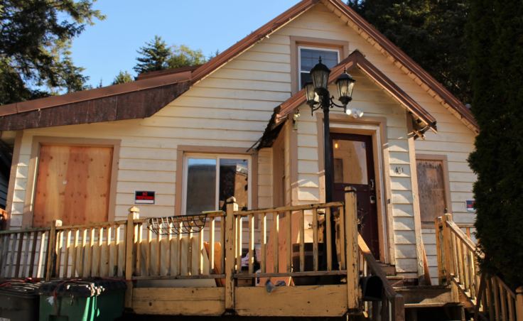 Boards bar access and signs declare no trespassing at 401 Harris St. in Juneau, pictured here on Oct. 1, 2018.