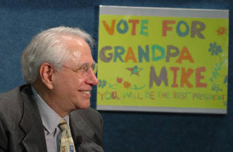 Mike Gravel in April 2006 -at the launch of his campaign for the 2008 Presidential election in the USA. (Photo courtesy Wikimedia Commons and the Gravel 2008 campaign)