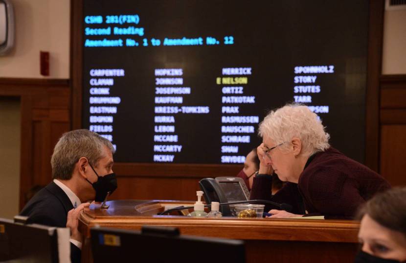 lawmakers conferring on the House floor