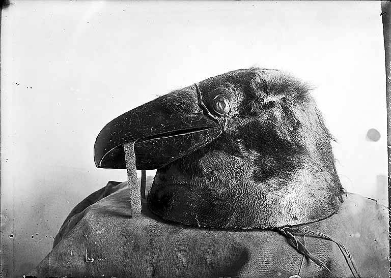 https://commons.wikimedia.org/wiki/File:Raven_helmet_of_K%27alyaan_in_the_Sheldon_Jackson_Museum,_Sitka,_circa_1906_(AL%2BCA_887).jpg